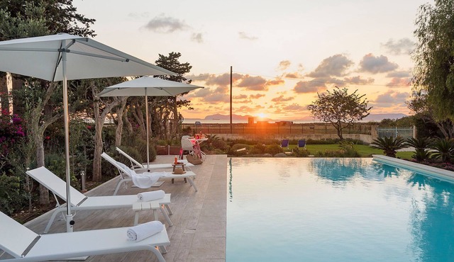 Villa with pool, 450 metres from sea, near Trapani, Sicily - 14 pax in Paceco