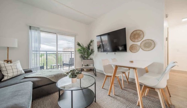 Walkable 3 bed with Balcony,Parking, King Bed in Charlotte