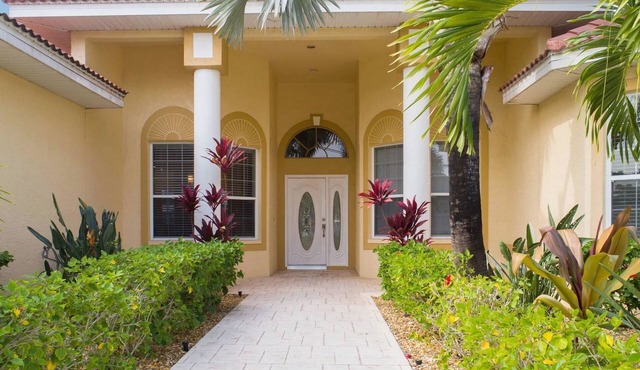 WATER VIEW, DIRECT GULF ACCESS , OVERSIZE POOL, GrilL, POOL BAR , TV