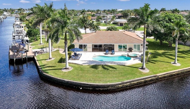 Waterfront Luxury Villa * South Facing * Pool * Jacuzzi * WiFi * Tiki Hut*