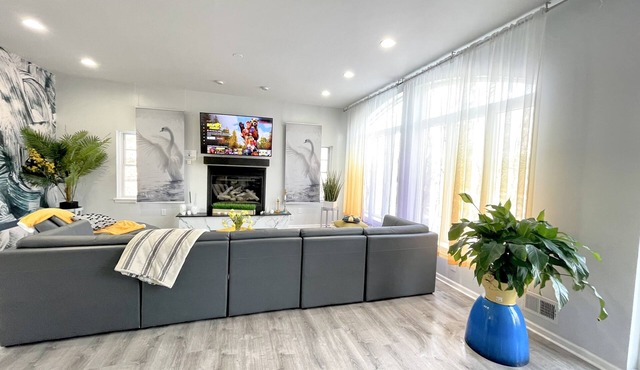 White Swan by the Pond HotTub 4000sqft Modern SsMook Home Water Front BOATS