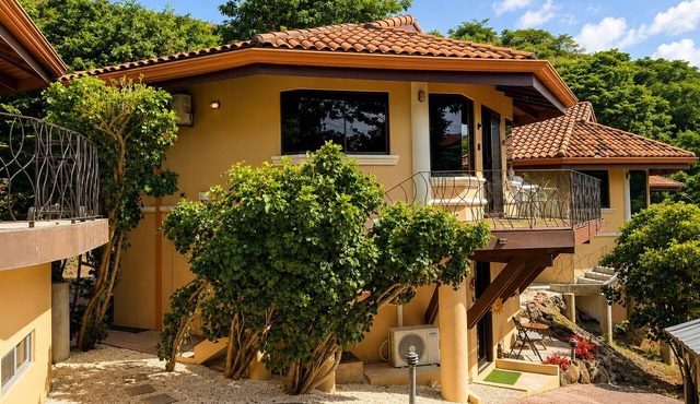 Your Comfortable, Safe, Updated Villa Retreat for 2 to 6 Guests in Playa Hermosa