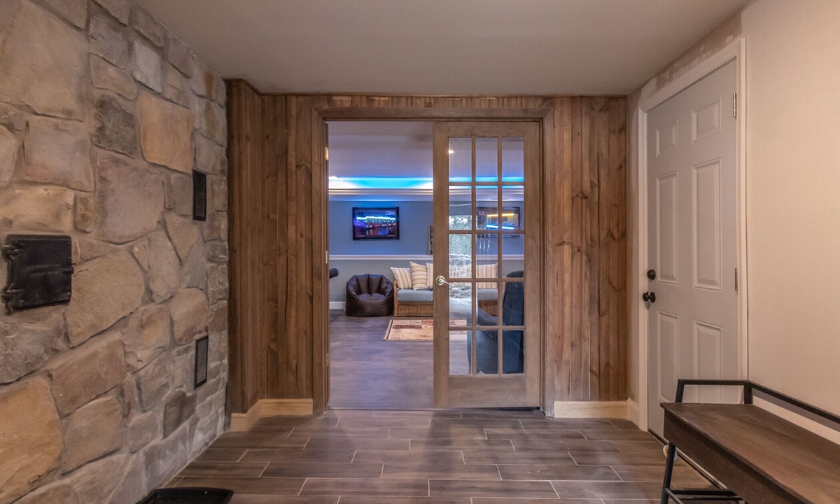 Lake Harmony House | Lakefront Beauty ~ Hot Tub & Arcade Room!- sleeps13