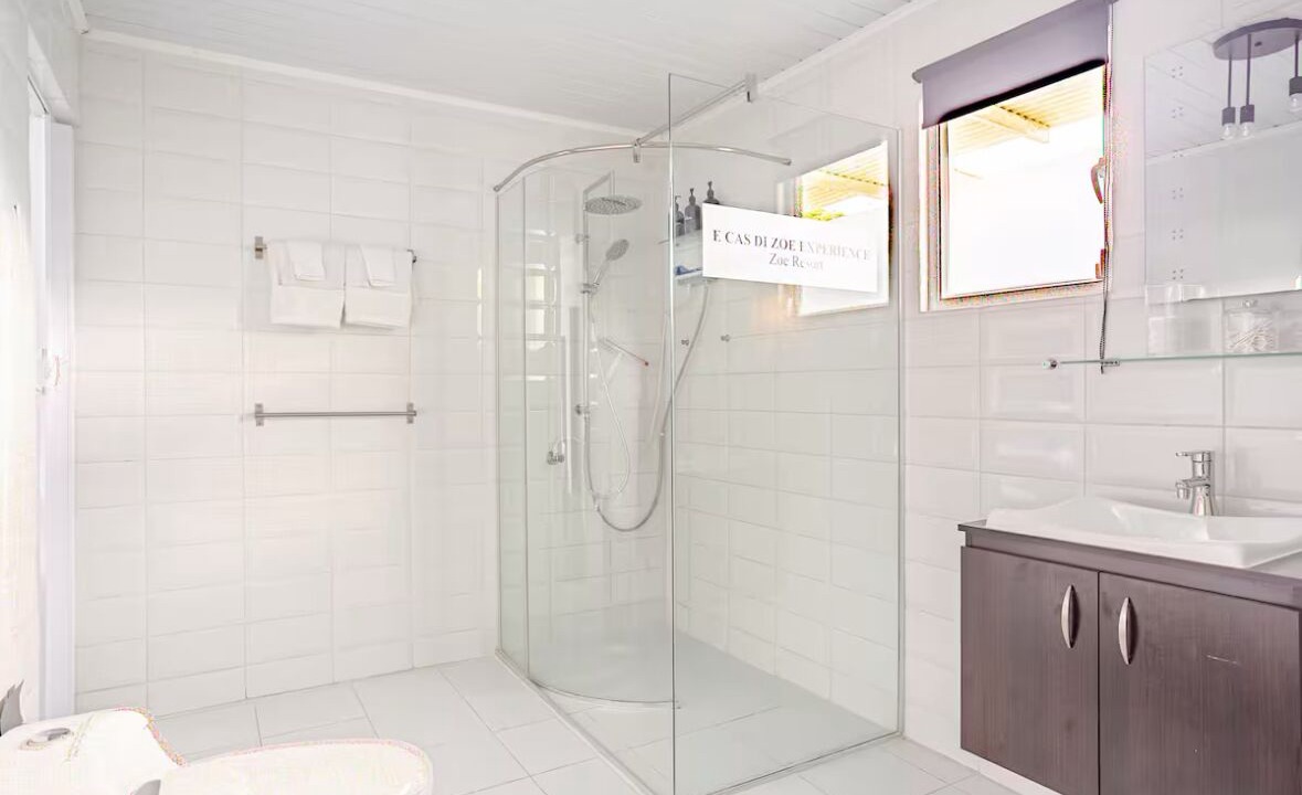 Photo of Bathroom in Oranjestad