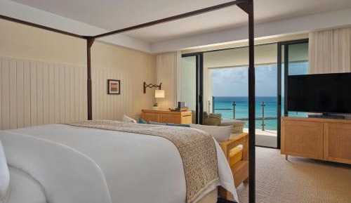 Deluxe King Room with Balcony and Partial Ocean View