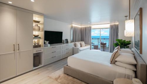 Deluxe King Room with Balcony and Partial Ocean View