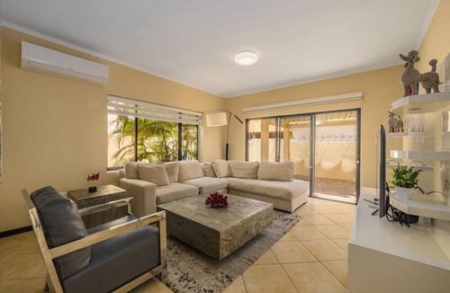 Gold Coast Villa | Amazing 4br3 5BA Villa w Private Pool Goldcoast