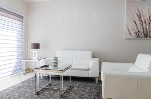 Gold Coast House | Near HotelBeaches 1st Floor Gold Coast Condo