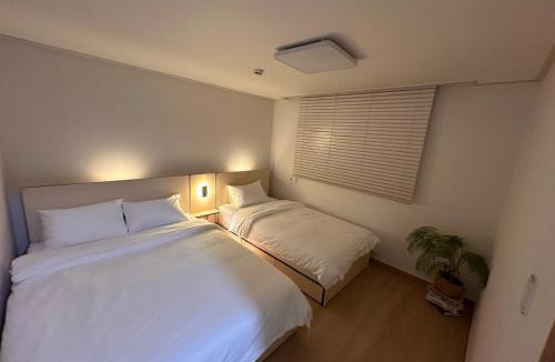 Seolcheon-myeon Apartment | Incheon Airport 10 Min, Unseo Station 5 minutes on foot, spacious 22pyeong, 2rooms 2bathrooms, parking O, Netflix O, warm house