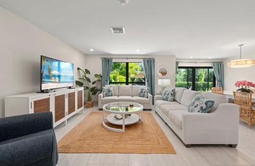 Sanibel House | Ground Floor Luxury - Your choice of 2 Bikes or Kayak Rental - Steps to Beach!