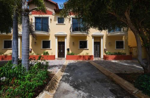 Gold Coast Villa | 3 minutes from best beaches in Aruba! Luxury Tropical Townhouse at Gold Coast Aruba