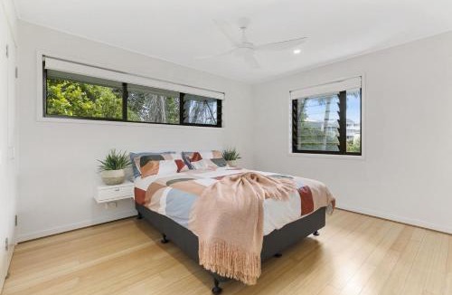 Sunshine Beach House | Duke St Convenience at your doorstep Beach living in the heart of the village close to cafes Ocean glimpse