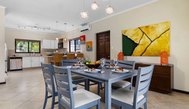 Gold Coast 4br4 5BA Villa w Privatepool Gym