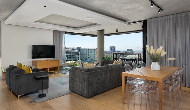 Luxe Penthouse - Private Entertainment Area