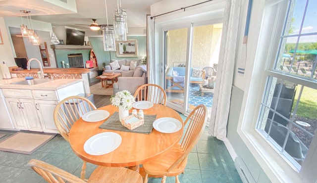 "Lakeview Retreat" Lakefront! Hot Tub, Pool, 10min to Raceway, Golf, & Waterpark