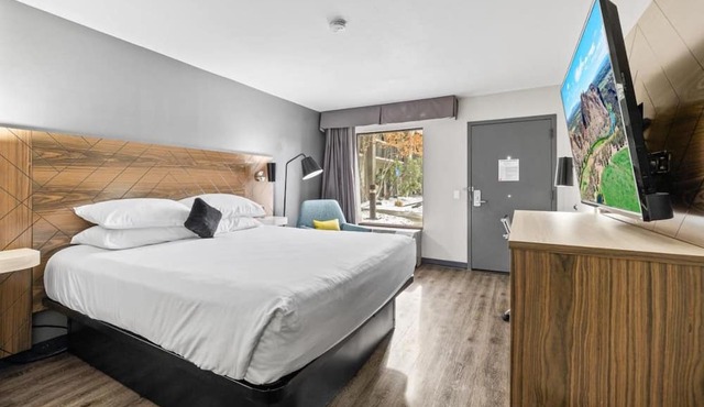 Just What You Were Looking For! Enjoy Pool Access, Free Breakfast & Free Parking