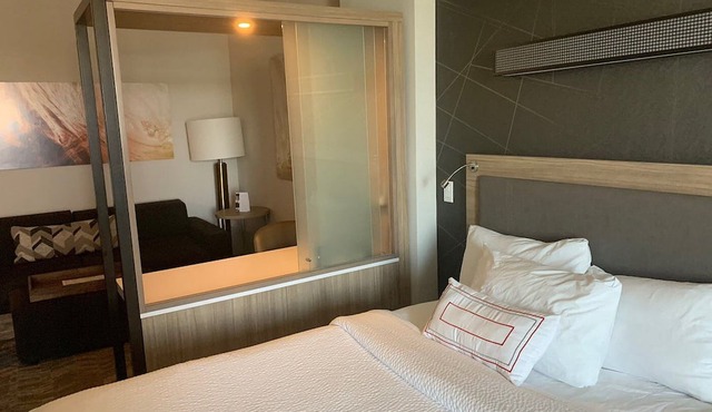Two Great Suites fit for families! Pool, Near Sand Key Park, Restaurant and Bar!