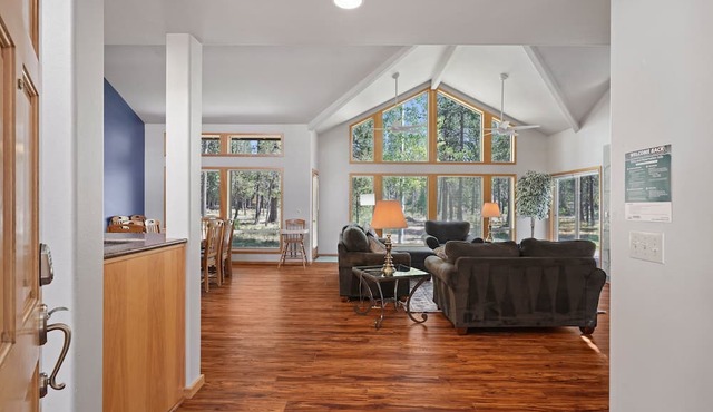1 Colonial- Primary Suites, Hot Tub, SHARC, A/C, Steps to Village & SHARC!