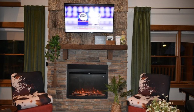 Rustic Lodge in Mountains with tranquility and luxury in Gated Community.