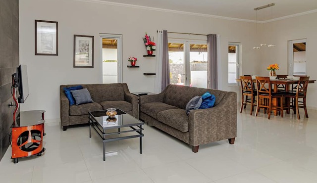 7 minutes to Beautiful beaches, Newly Renovated Luxury Home