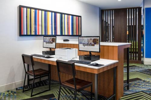 Holiday Inn Express & Suites - Colorado Springs South I-25 by IHG