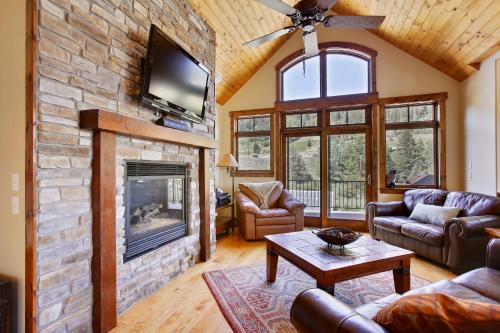 Slopeside Villa 126 Next To WP Resort I Steam Shower I Great Views I Private Hot Tub I Activity Program